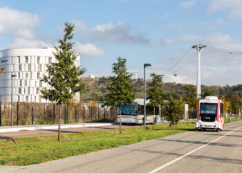 EasyMile autonomous shuttle Oncopole medical campus France Toulouse SAM project