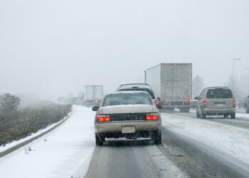 Weather monitoring blizzard extreme traffic management © Fotogeek | Dreamstime.com