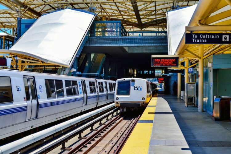 Bay Area contactless © Jack Yaco | Dreamstime.com