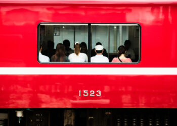 Japan train bullet commuter app real-time data © Nuvisage | Dreamstime.com