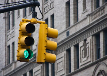 Light traffic signal intersection © Simpleisthebest | Dreamstime.com