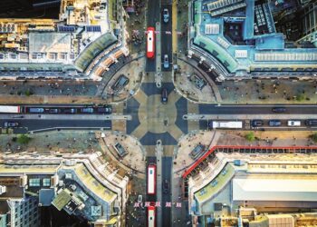 Aerial image of buses and cars on cross-shape symmetrical road layout (image: Alexey Fedorenko/stock.adobe.com)