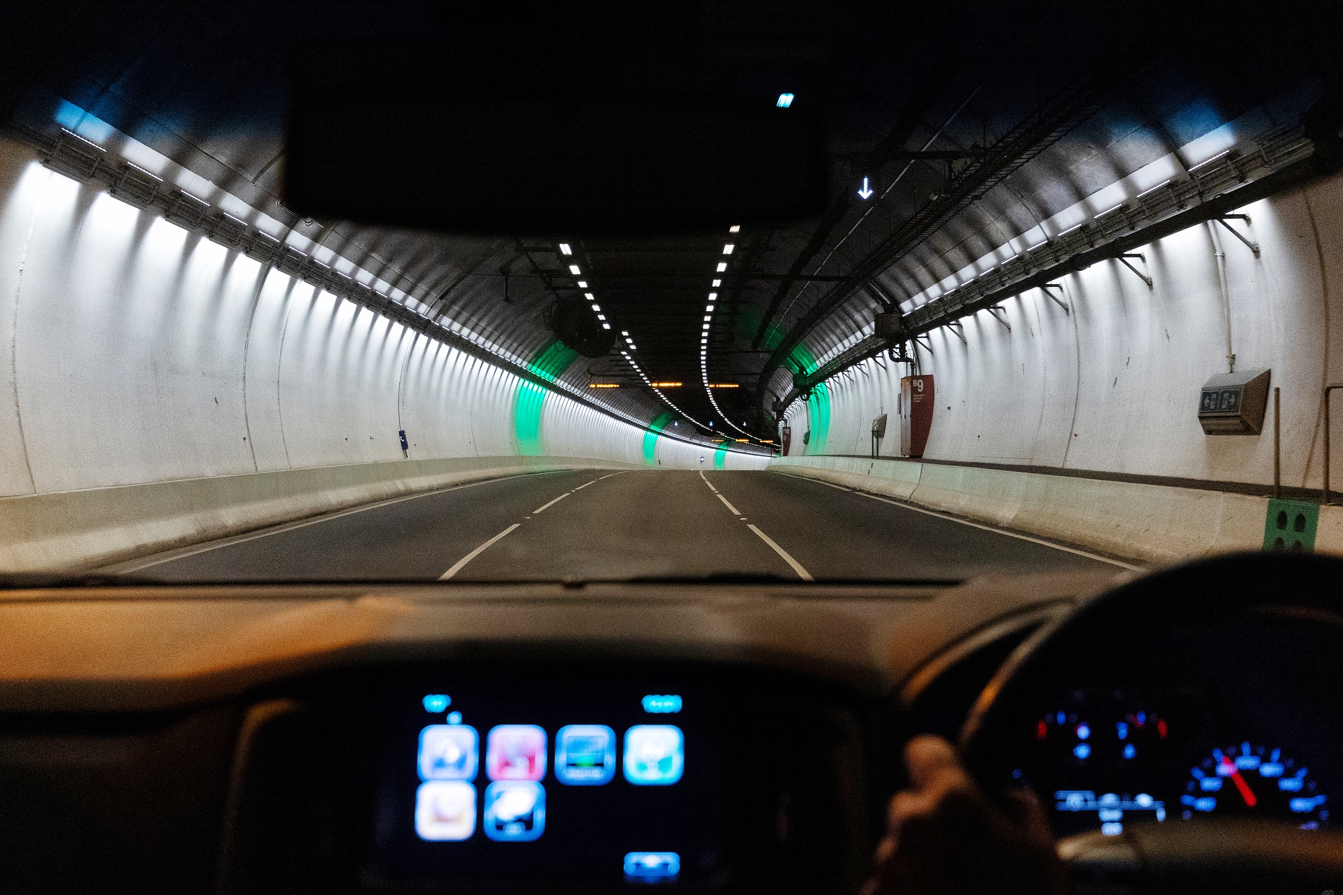 Green band of moving light gives drivers visual cue to maintain speed (image: Transurban) Tunnel speed limits pacemaker lights driver safety congestion (image: Transurban)