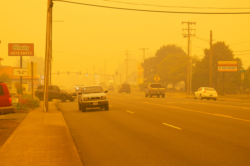 Wildfires can lead to traffic light power failure (© Oleksiy Oleksyuk | Dreamstime.com) Weather events climate change power outage road safety © Oleksiy Oleksyuk | Dreamstime.com