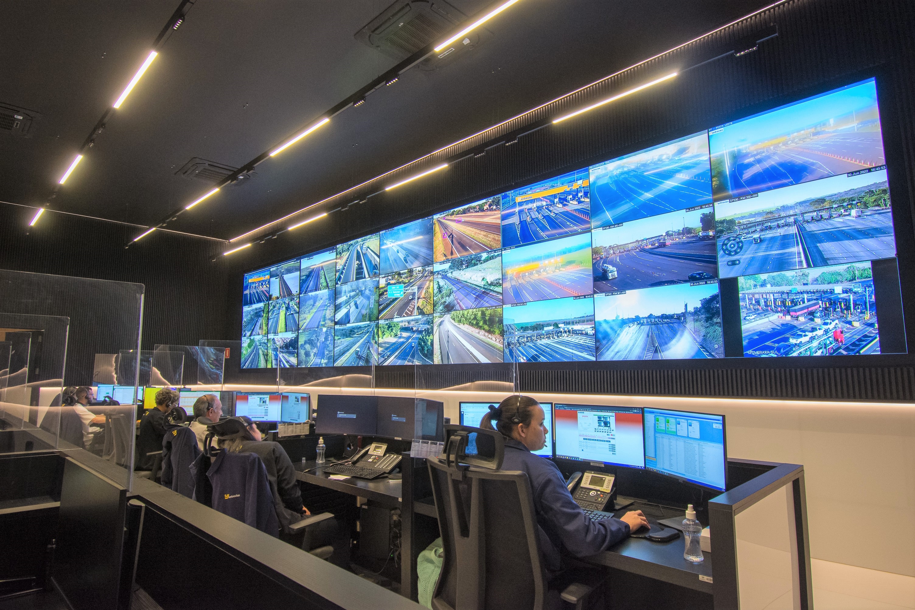 The two highway sections span a total of 570km across São Paulo State (image: Vinci Highways) Tolling control room technology Brazil highway concessions (image: Vinci Highways)